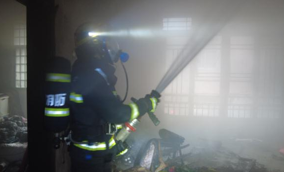 湘西一女子将湿衣服盖到电暖器上引发火灾，消防翻窗灭火